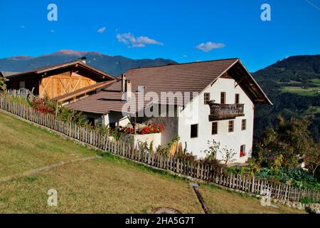 ferme à feldthurns, en arrière-plan le sommet de la plose, tyrol du sud, italie Banque D'Images