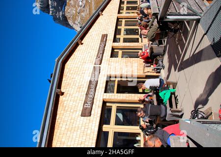 station de montagne du karwendelbahn, les visiteurs apprécient la belle journée d'automne au soleil, allemagne, bavière, mittenwald, karwendel centre d'information nature, Banque D'Images