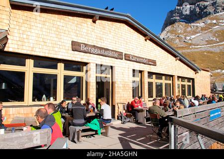 station de montagne du karwendelbahn, les visiteurs apprécient la belle journée d'automne au soleil, allemagne, bavière, mittenwald, karwendel centre d'information nature, Banque D'Images