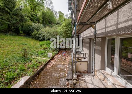 chantier de construction, rénovation et rénovation d'un appartement, espace extérieur avec chemin de jardin, pré et sortie de sous-sol Banque D'Images