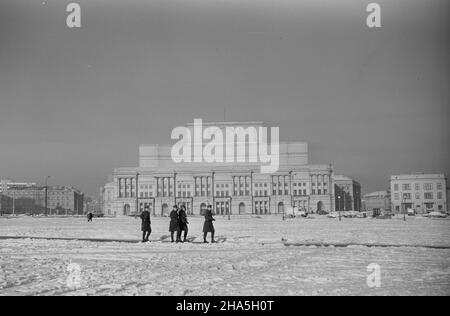 Varsovie, 1969-12.NZ. Fasada Teatru Wielkiego od strony Placu Zwyciêstwa (obecnie Plac Marsza³ka Józefa Pi³sudskiego). kw PAP/Mariusz Szyperko Dok³adny dzieñ wydarzenia nieustalony.Varsovie, décembre 1969.Photo : la façade du Grand Théâtre de la place Zwyciestwa direction (à l'heure actuelle, place Pilsudski). kw PAP/Mariusz Szyperko Banque D'Images