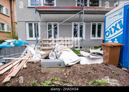chantier de construction, rénovation et rénovation d'un appartement, déchets et matériaux restants en face d'une maison rénovée Banque D'Images
