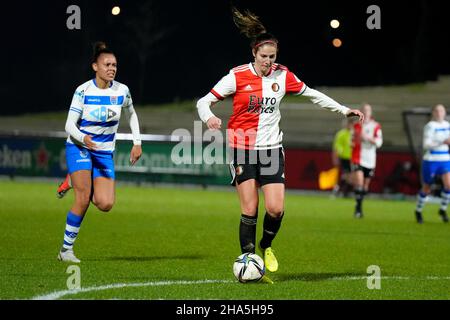 ROTTERDAM, PAYS-BAS - DÉCEMBRE 10 : Licia Darnoud de PEC Zwolle, Pia Rijsdijk de Feyenoord Rotterdam lors du match Pure Energie Eredivisie Vrouwen entre Feyenoord Rotterdam et PEC Zwolle à Nieuw Varkenoord le 10 décembre 2021 à Rotterdam, pays-Bas (photo de Yannick Verhoeven/PEC Orange Pictures) Banque D'Images