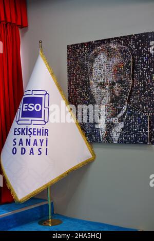 Chambre d'Eskisehir drapeau de l'industrie, carte du monde énorme et portrait d'Ataturk sur le mur d'Eskisehir Sanayi Odasi bâtiment intérieur Banque D'Images