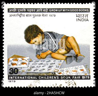 MOSCOU, RUSSIE - 4 NOVEMBRE 2021: Timbre-poste imprimé en Inde montre International Childrens Book Fair, New Delhi, vers 1979 Banque D'Images