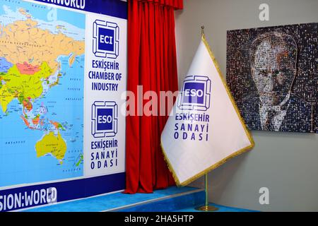 Chambre d'Eskisehir drapeau de l'industrie, carte du monde énorme et portrait d'Ataturk sur le mur d'Eskisehir Sanayi Odasi bâtiment intérieur Banque D'Images