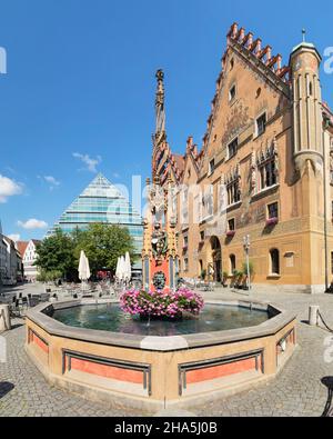 fontaine à l'hôtel de ville sur la place du marché, pyramide de la nouvelle bibliothèque de la ville, ulm an der donau, baden-wuerttemberg, allemagne Banque D'Images