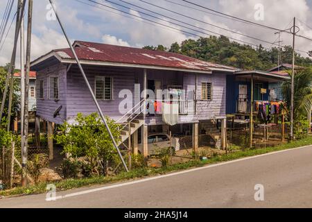 Maison en bois sur pilotis à Beaufort, Sabah, Malaisie Banque D'Images