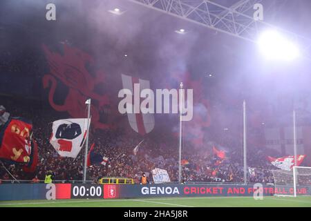 Gênes, Italie, 10th décembre 2021.La chorégraphie des fans de Gênes avant le match de la série A à Luigi Ferraris, Gênes.Crédit photo à lire: Jonathan Moscrop / Sportimage crédit: Sportimage / Alay Live News Banque D'Images