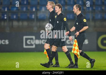 TILBURG, PAYS-BAS - JANVIER 10: L'arbitre Martin van den Kerkhof, l'arbitre adjoint Rob van de Ven et l'arbitre assistant Patrick Inia lors du match hollandais entre Willem II et SC Cambuur au Koning Willem II Stadion le 10 janvier 2021 à Tilburg, pays-Bas (photo de Geert van Erven/Orange Pictures) Banque D'Images