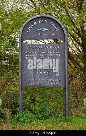 Upper Don Trail partie de la Trans Pennine Trail signe avertissement d'un tunnel devant vous à Thurgoland près de Barnsley, South Yorkshire, Angleterre, Royaume-Uni. Banque D'Images