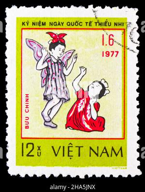 MOSCOU, RUSSIE - 4 NOVEMBRE 2021 : timbre-poste imprimé au Vietnam montre Dancing Children, série internationale de la Journée des enfants, vers 1978 Banque D'Images