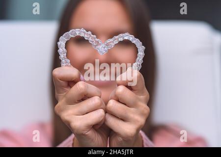 Femme avec des bretelles invisibles dentaires invisalign ou un entraîneur en silicone.Traitement des aligneurs Banque D'Images