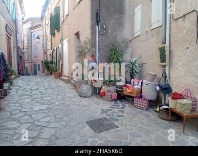 allée avec boutique dans un village de montagne dans le sud de la france. Banque D'Images