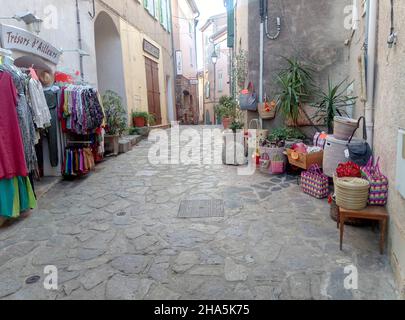 allée avec boutique dans un village de montagne dans le sud de la france. Banque D'Images