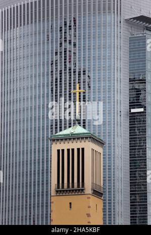 église devant un gratte-ciel, francfort, hesse, allemagne Banque D'Images