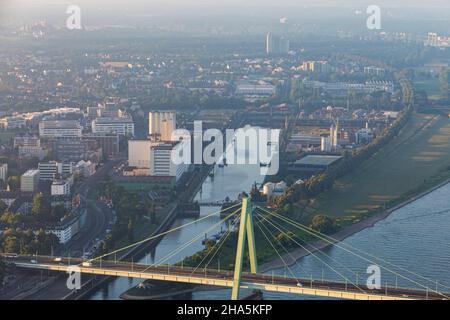 moulin à papier ou moulin aurora dans le port du rhin - capturé via zeppelin en début de matinée juste après le lever du soleil. ville, cologne, rhénanie-du-nord-westphalie, allemagne Banque D'Images