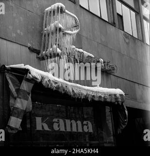 Varsovie, 1969-12.NZ. Néon oblodzony. kw PAP/Boles³aw Miedza Dok³adny dzieñ wydarzenia nieustalony.Varsovie, décembre 1969.Néon recouvert de glace. kw PAP/Boleslaw Miedza Banque D'Images