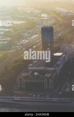 le kölntriangle (anciennement lvr-turm) est un bâtiment de 103,2 mètres (339 pieds)[1] de hauteur à deutz,cologne,et un point de repère important - capturé par zeppelin tôt le matin juste après le lever du soleil. ville,cologne,rhénanie-du-nord-westphalie,allemagne Banque D'Images