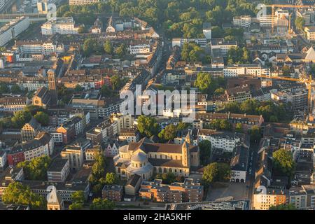 cologne d'en haut - capturé via zeppelin en début de matinée juste après le lever du soleil. ville, cologne, rhénanie-du-nord-westphalie, allemagne Banque D'Images