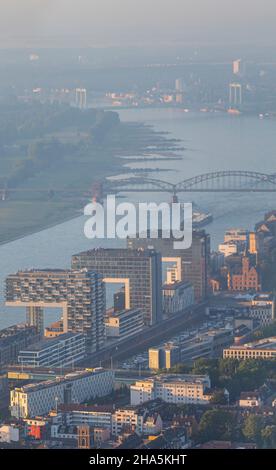 kranhäuser et rhin - capturés via zeppelin en début de matinée juste après le lever du soleil. andreas-viertel (quartier andreas), cologne, rhénanie-du-nord-westphalie, allemagne Banque D'Images