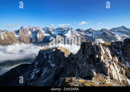 l'homme sur l'alpgundkopf jouit de la vue sur les montagnes enneigées de l'allgäu près d'oberstdorf, par un beau jour d'automne. alllgäu alpes, bavière, allemagne, europe Banque D'Images