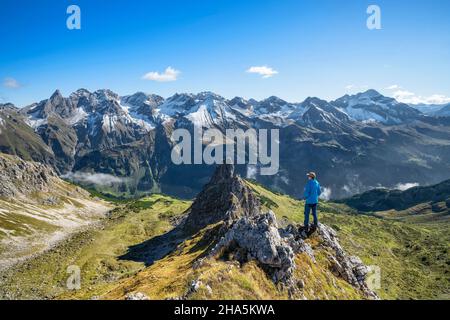 l'homme sur le rossgundkopf jouit de la vue sur les montagnes enneigées de l'allgäu près d'oberstdorf, par un beau jour d'automne. alllgäu alpes, bavière, allemagne, europe Banque D'Images