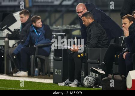 TILBURG, PAYS-BAS - JANVIER 10 : l'entraîneur Fred Grim de Willem II et l'entraîneur assistant Denny Landzaat lors du match néerlandais entre Willem II et SC Cambuur au Koning Willem II Stadion le 10 janvier 2021 à Tilburg, pays-Bas (photo de Geert van Erven/Orange Pictures) Banque D'Images