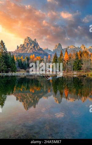 lac de welsperg à val canali avec la chaîne de montagne de pâle di san martino, site du patrimoine mondial de l'unesco, dolomites, primiero san martino di castrozza, trento, trentin-haut-adige, italie Banque D'Images