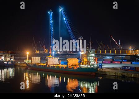 conteneur navire est chargé, port d'outre-mer de rostock, warnemünde, mecklembourg-poméranie occidentale, allemagne Banque D'Images