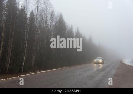 voiture sur route de campagne, brouillard, forêt, pello, laponie, finlande Banque D'Images