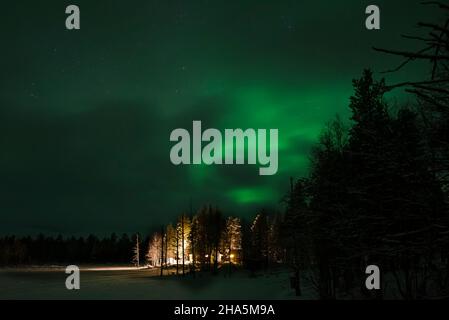 aurores boréales (aurora borealis) au-dessus de la pallastunturi, cabane illuminée dans la forêt, yli kyrö, laponie, finlande Banque D'Images