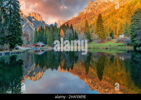 lac de welsperg à val canali avec la chaîne de montagne de pâle di san martino, site du patrimoine mondial de l'unesco, dolomites, primiero san martino di castrozza, trento, trentin-haut-adige, italie Banque D'Images