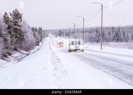 route enneigée avec deux voitures, laponie, finlande Banque D'Images