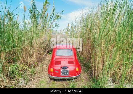 Voiture garée parmi les herbes hautes, Lipari, iles Eoliennes, Sicile, Italie Banque D'Images