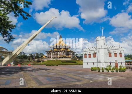 Le pont Darul Hana, la tour carrée et l'Assemblée législative de l'État de Sarawak dans le centre de Kuching, en Malaisie Banque D'Images