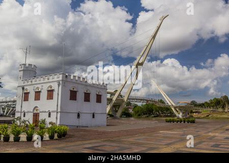 Le pont Darul Hana et la tour carrée dans le centre de Kuching, en Malaisie Banque D'Images