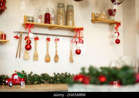 Cuisine en bois comptoir avec plaque de cuisson et ustensiles de cuisine décorés pour les vacances d'hiver nouvel an noël Banque D'Images