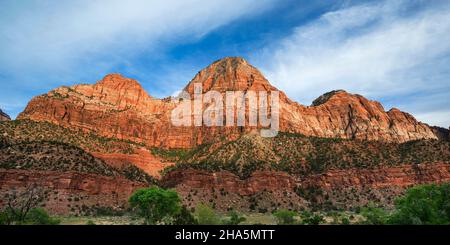 Le mur est de Zion Canyon au coucher du soleil, parc national de Zion, Utah Banque D'Images