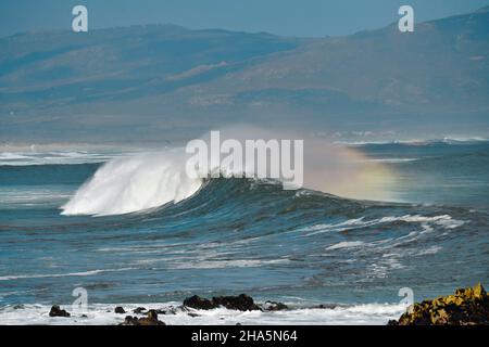 vagues à la baie de sandown, à l'ouest du cap, en afrique du sud. Banque D'Images