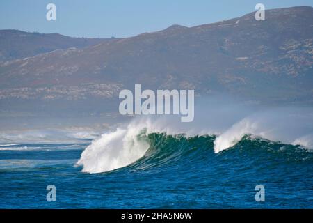 vagues à la baie de sandown, à l'ouest du cap, en afrique du sud. Banque D'Images