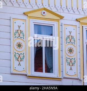 fenêtre en bois peint sur une villa, bad harzburg,harz,basse-saxe,allemagne,europe Banque D'Images