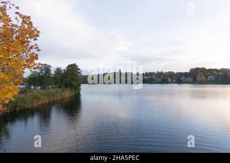 vue en automne au coucher du soleil sur le petit küchensee à ratzeburg, allemagne. Banque D'Images