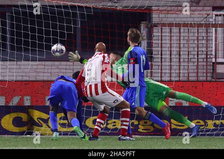 OSS, PAYS-BAS - DÉCEMBRE 10 : Kay Tejan de LA MEILLEURE OSS marquant son but lors du match néerlandais de Keuken Kampioen Divie entre LES MEILLEURES OSS et Ajax U23 à Frans Heesen Stadion le 10 décembre 2021 à OSS, pays-Bas (photo de Ben gal/Orange Pictures) Banque D'Images