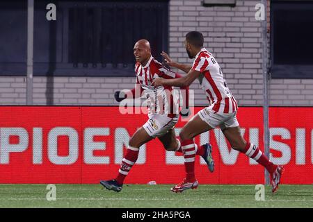 OSS, PAYS-BAS - DÉCEMBRE 10 : Kay Tejan de TOP OSS célébrant son but lors du match néerlandais Keuken Kampioen Divie entre TOP OSS et Ajax U23 à Frans Heesen Stadion le 10 décembre 2021 à OSS, pays-Bas (photo de Ben gal/Orange Pictures) Banque D'Images