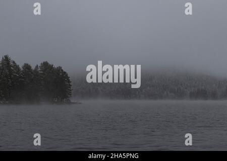 lac bæreia, forêt et nuages sombres, humeur automnale, kongsvinger, norvège Banque D'Images