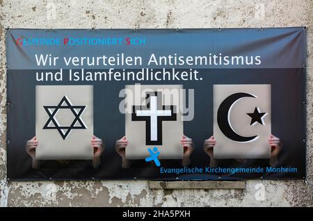 l'allemagne,la société,la religion,l'église chrétienne,la communauté évangélique de monheim am rhein condamne l'antisémitisme et l'islamophobie sur une bannière,les symboles pour le judaïsme et le christianisme et l'islam sont disposés côte à côte comme égaux Banque D'Images