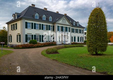 allemagne,monheim am rhein,bergisches land,niederbergisches land,niederberg,rhénanie,du nord-westphalie,rhénanie-du-nord-westphalie,château de laach sur le domaine de laacher hof,villa,manoir,maison des personnes âgées,néoclassicisme,route d'accès,parc,buisson ornemental Banque D'Images