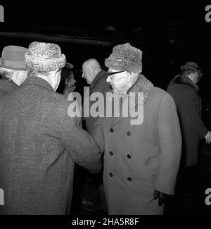 Varsovie, 1969-12-04.W dniach 3 i 4 grudnia 1969 r. W Moskwie odby³o siê spotkanie przywódców partyjnych i pañstwowych pañstw Uk³adu Warszawskiego.by³o bezpieczeñstwo miêdzynarodowe.NZ.Je sekretarz Komitetu Centralnego PZPR W³adys³aw Gomu³ka.W tle prèze Rady Ministrów Józef Cyrankiewicz. Ad PAP/Marek Cezary LangdaVarsovie, le 4 décembre 1969.Les 3 et 4 décembre, 1969 dirigeants de partis et d'États membres du Pacte de Varsovie se sont réunis à Moscou pour discuter du problème de la sécurité internationale.Photo : 1st Secrétaire de la Commission centrale du Parti ouvrier Uni polonais Wladyslaw Gom Banque D'Images