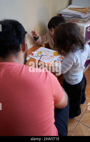 Père réalise des activités de peinture avec ses enfants.Art et session préscolaire Banque D'Images